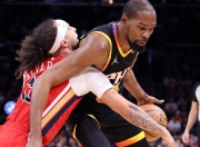 英雄联盟总决赛-鹈鹕险胜太阳，福克斯刷新纪录