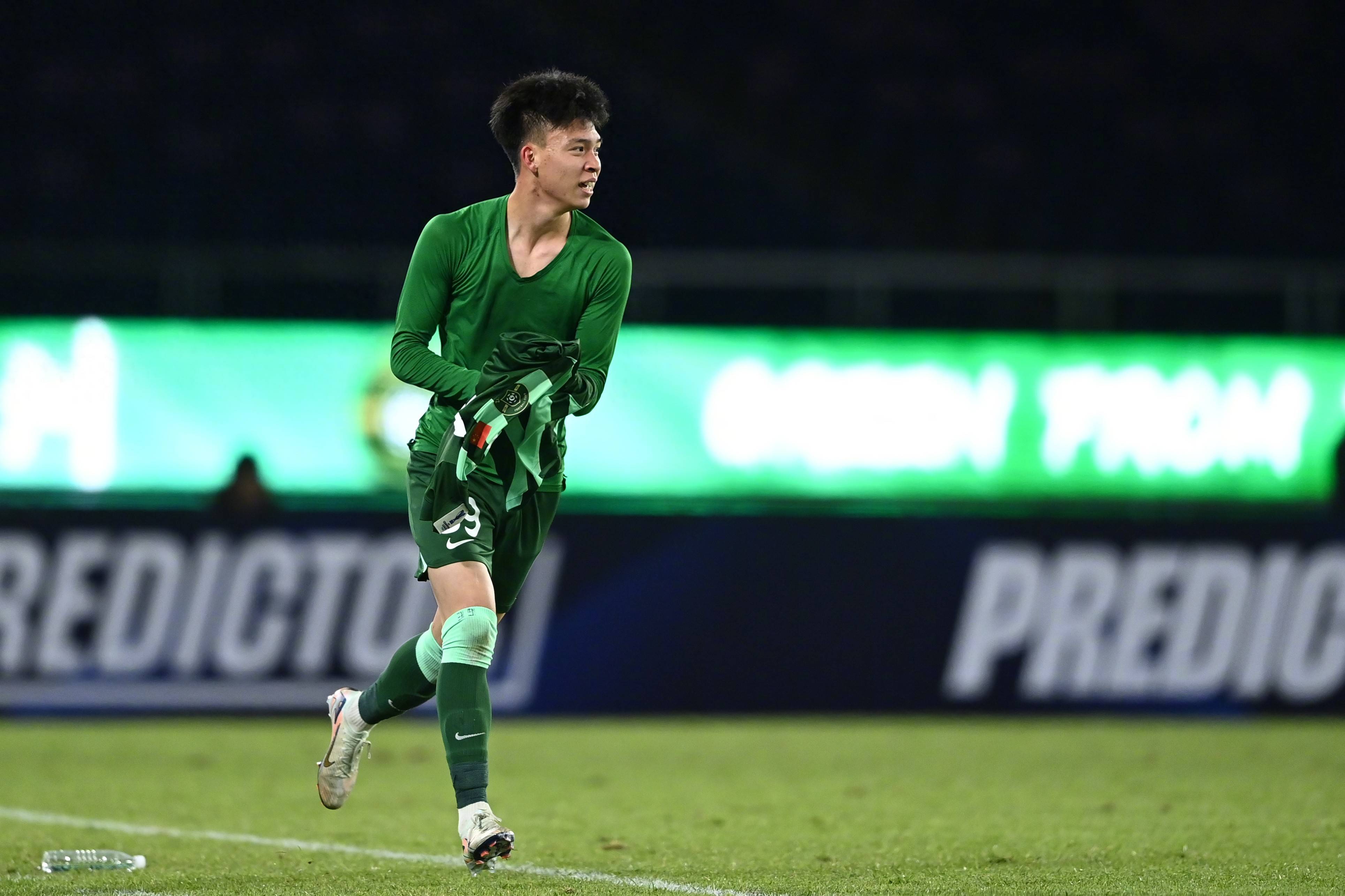 明星球员表现抢眼，球队士气高涨