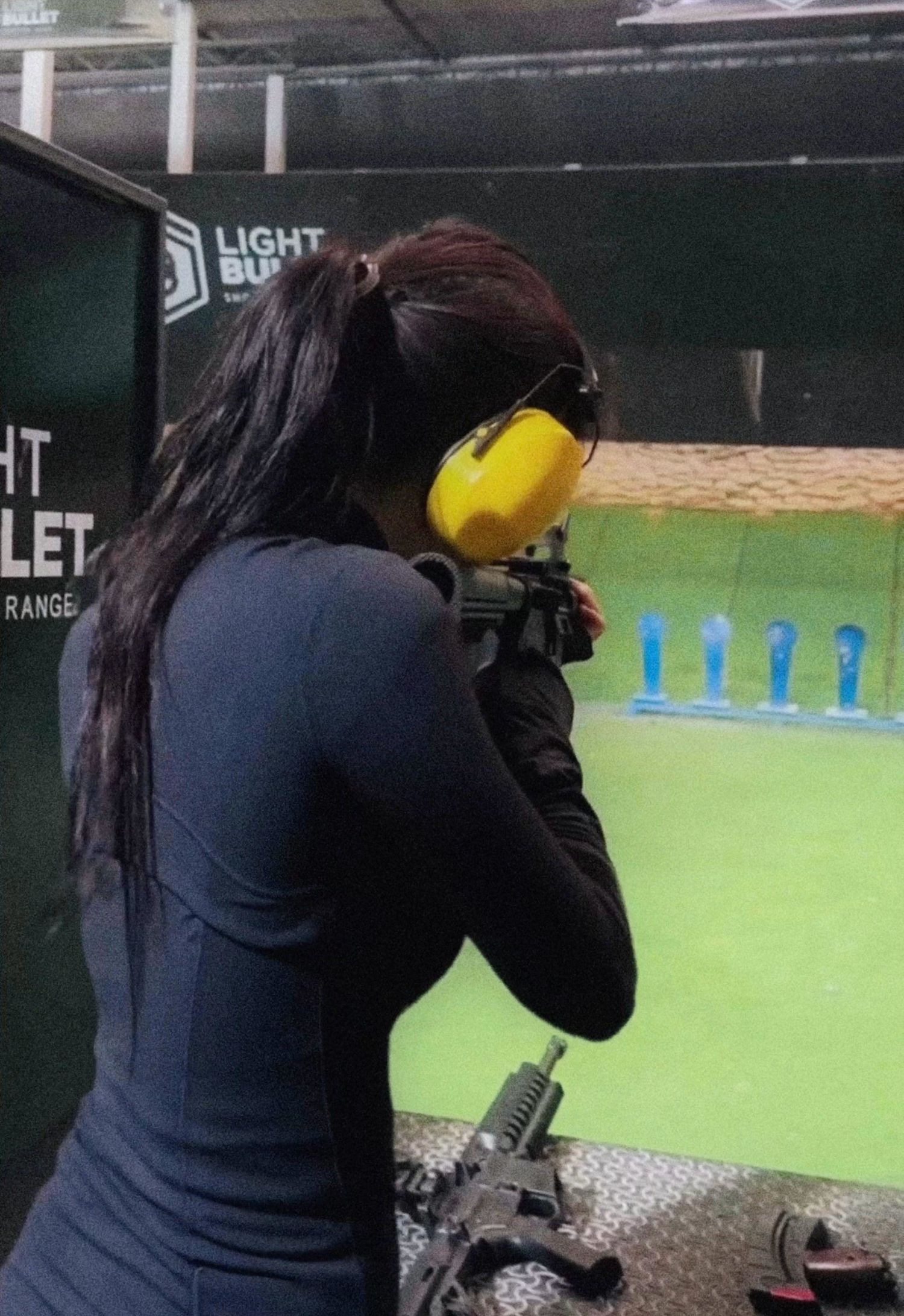 法国射击选手飒爽英姿，锁定冠军