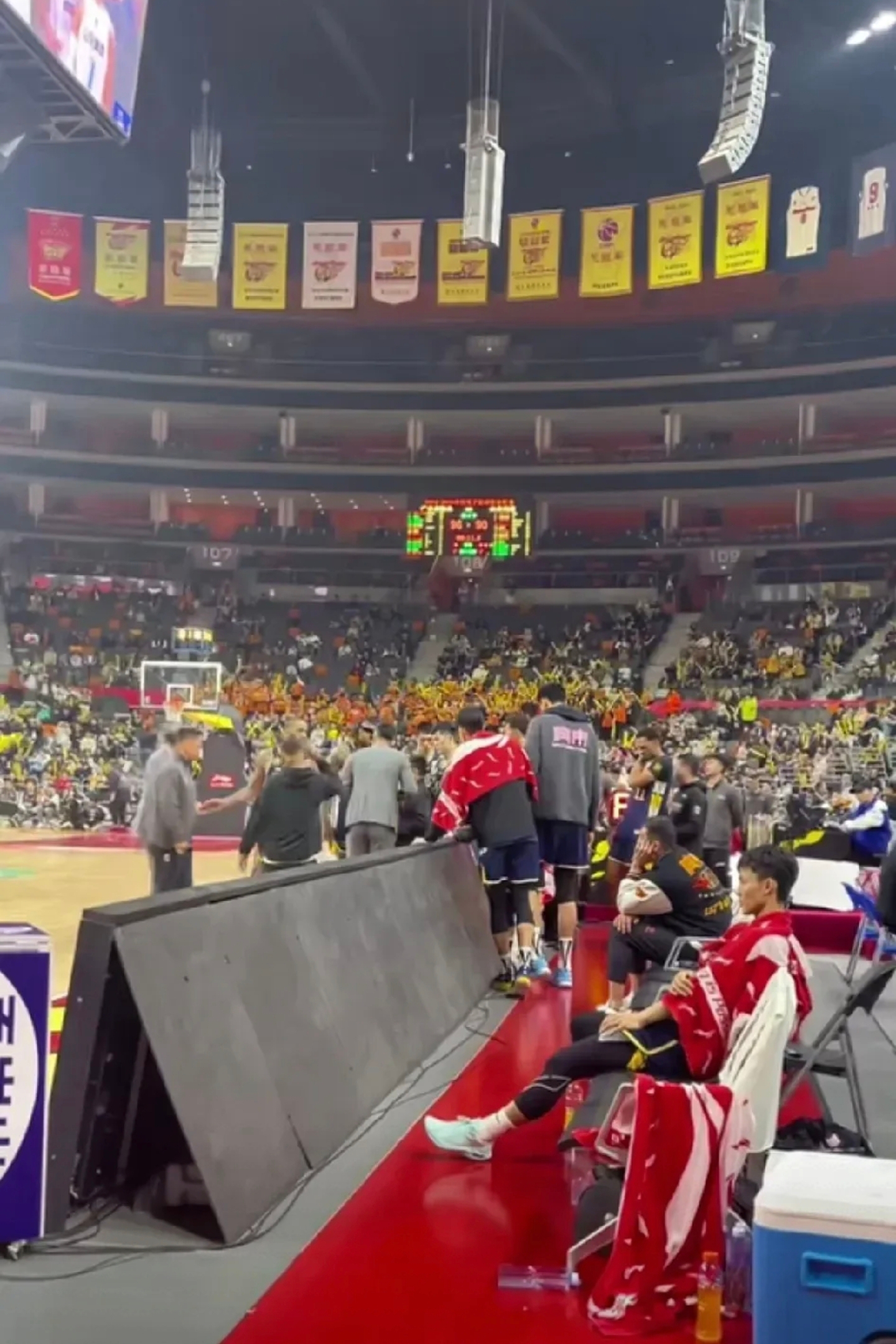 紧急角逐!比赛场面火爆引无数观众的简单介绍 紧急角逐!比赛场面火爆引无数观众的简单介绍