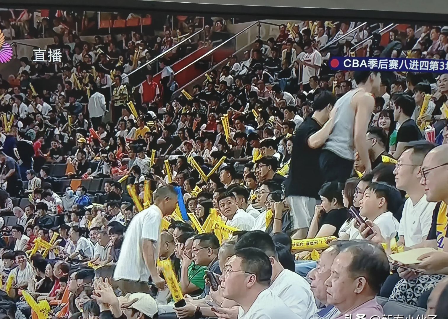 紧急角逐!比赛场面火爆引无数观众的简单介绍 紧急角逐!比赛场面火爆引无数观众的简单介绍