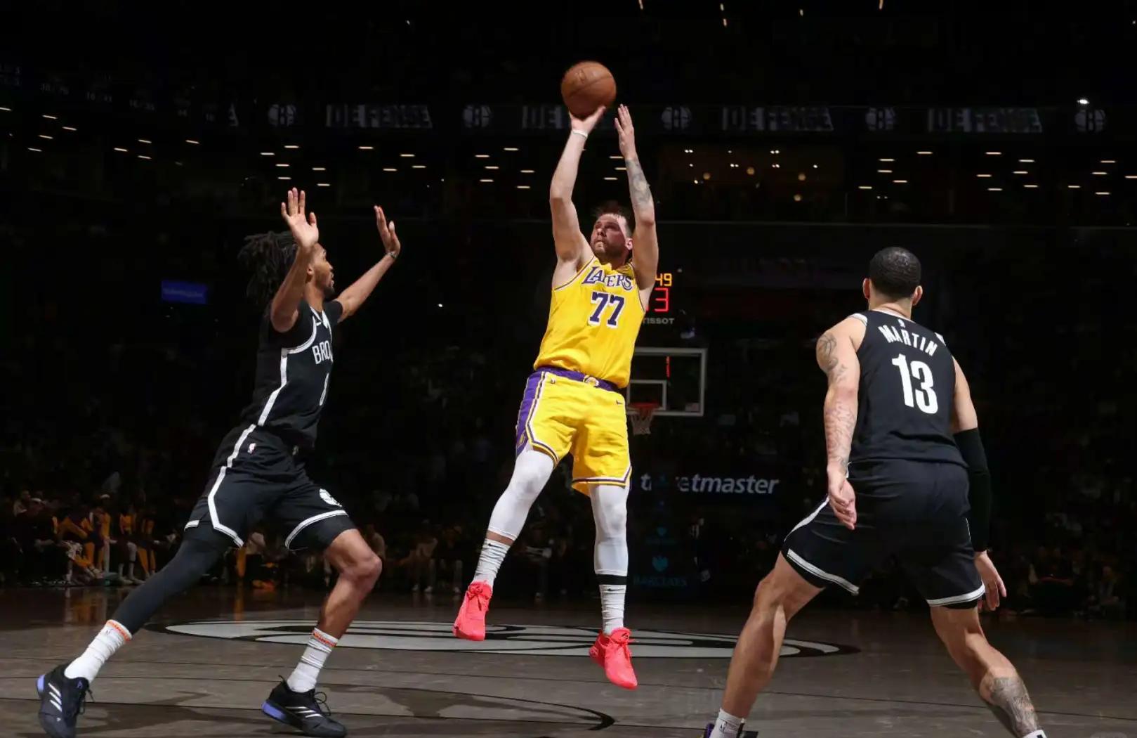 湖人客场惨败，球队状态低迷难以振作