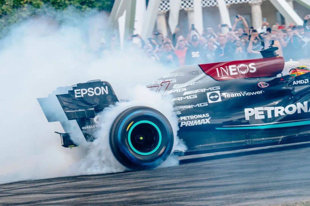 赛道上的速度与激情，日本选手飙速夺冠