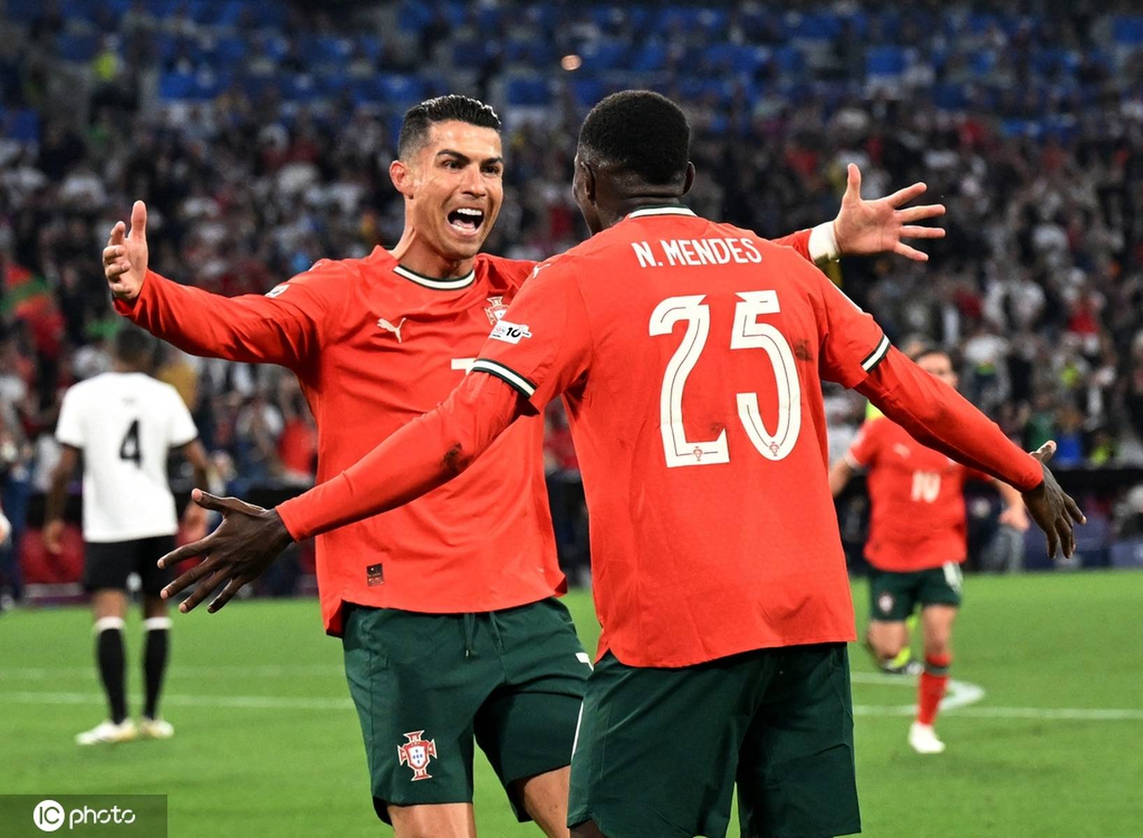 豪门对决!欧洲杯上演世纪大战 豪门对决!欧洲杯上演世纪大战