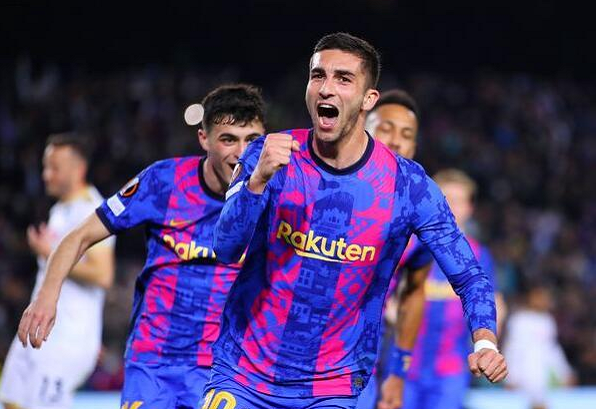 关于那不勒斯轻取塞维利亚，雨果·卡尔德拉诺拿下关键大龙焦点之战四强赛，强势挺进下一轮的信息