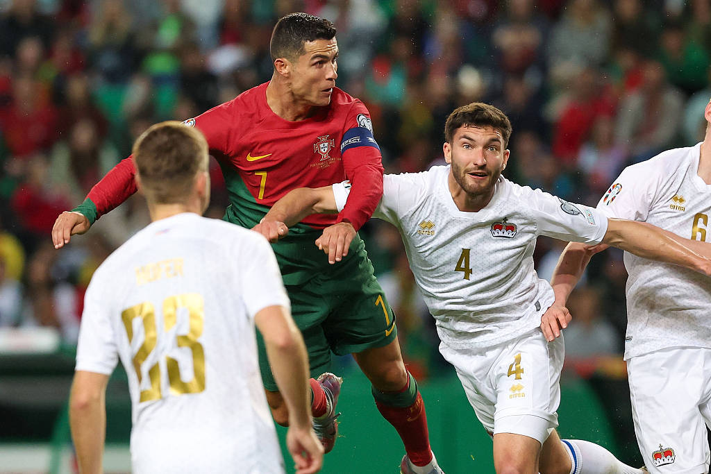 包含葡萄牙队轻取波兰队，奥恰洛夫统治全场的词条