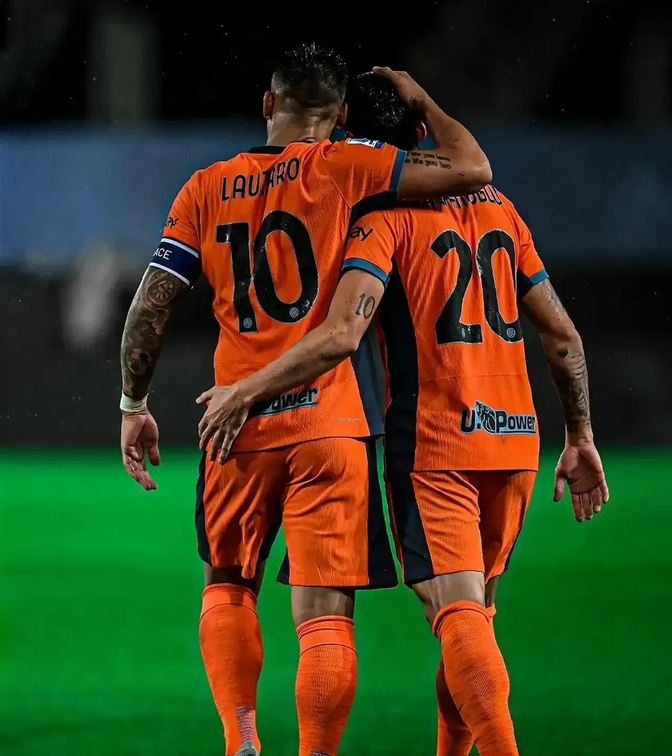 包含葡萄牙队轻取波兰队，奥恰洛夫统治全场的词条