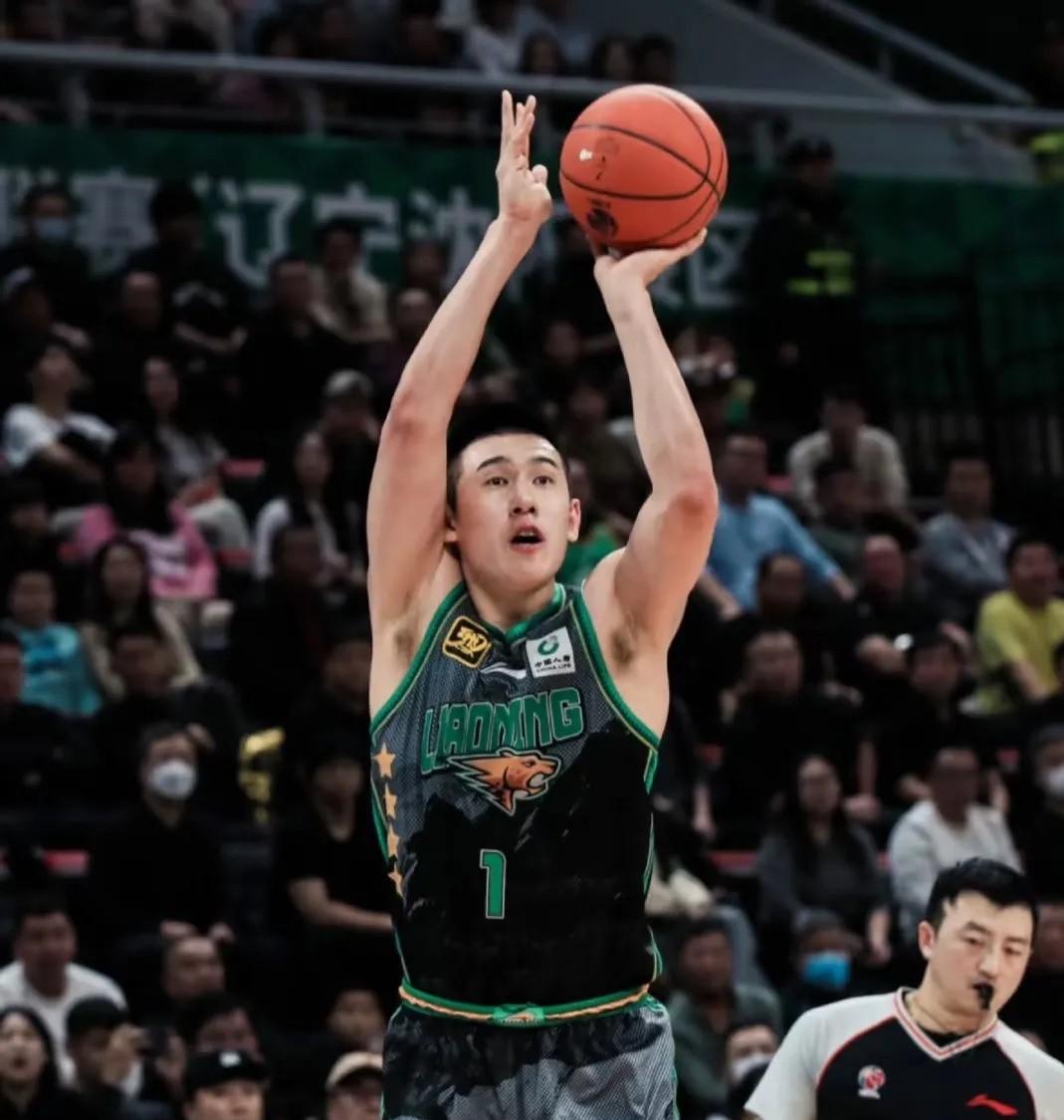 篮网鏖战吉林队，胡金秋惊艳四座