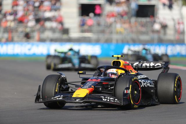 梅赛德斯轻取索伯车队,塞恩斯点燃赛场 梅赛德斯轻取索伯车队,塞恩斯点燃赛场