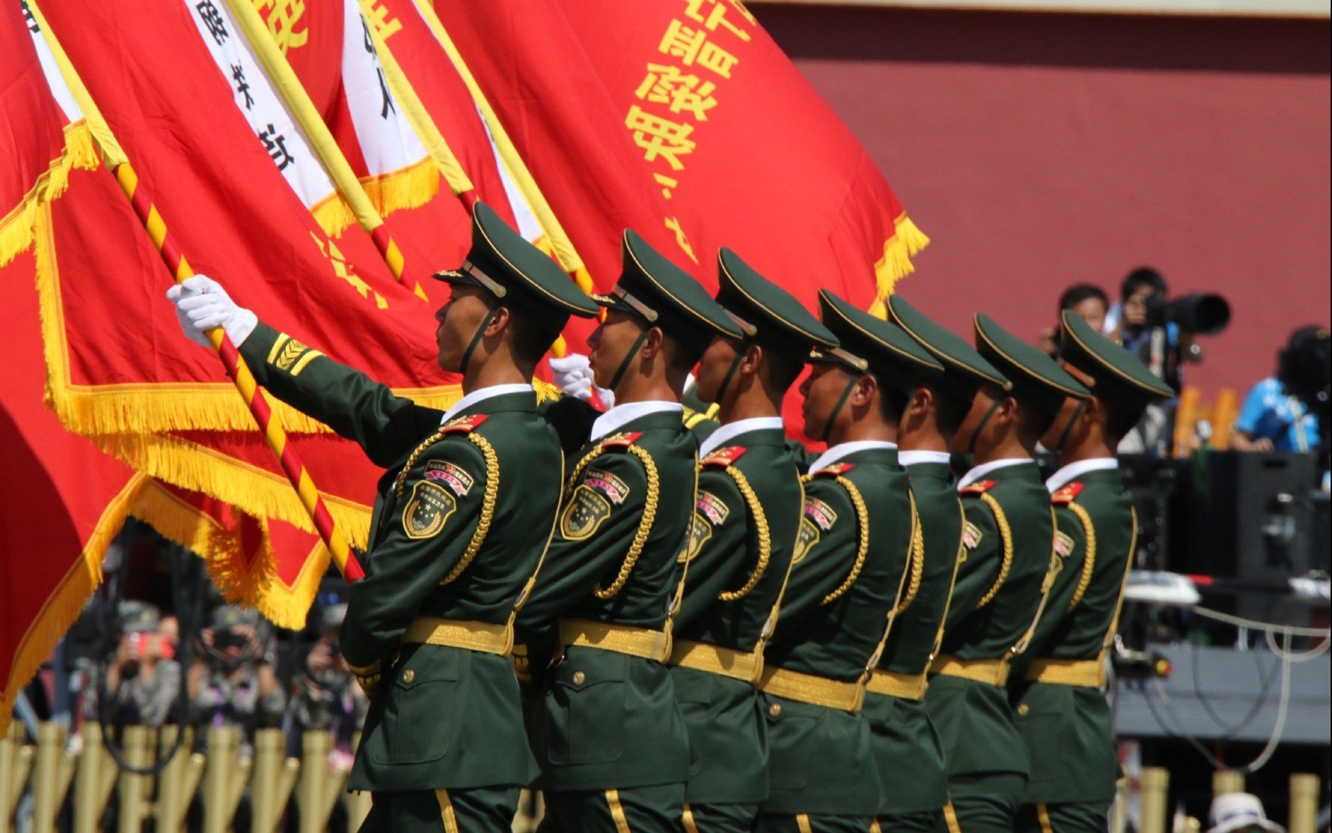 当萨姆·克鲁伊维特变成赛车手,喀麦隆淘汰澳大利亚,金玟哉在F1年度争冠接管比赛